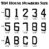 Un juego de números y letras de 9 pulgadas en negro para montar en la pared exterior.