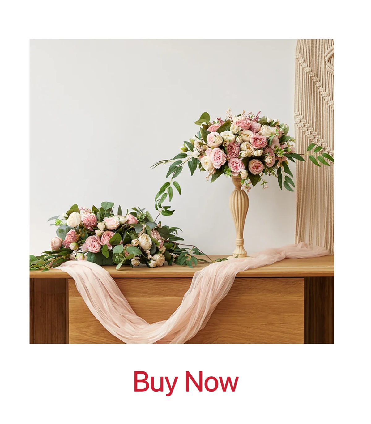 Ein Strauß künstlicher Seerosen und Pfingstrosen in rosa und cremefarben auf einer Holzoberfläche.