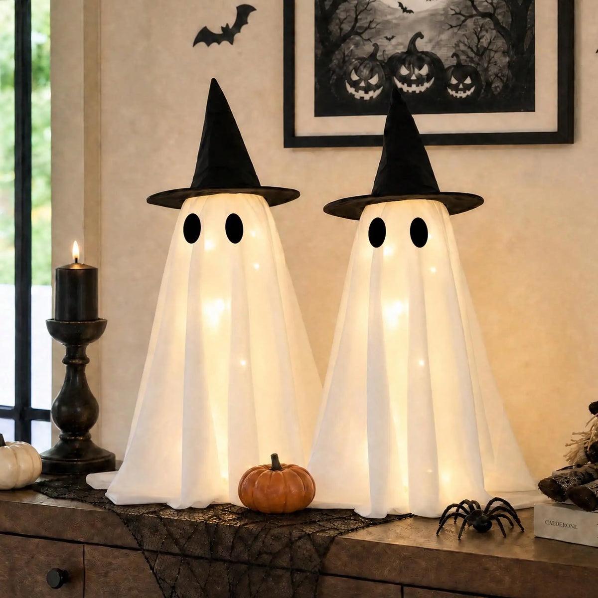 Dos figuras fantasma blancas LED con sombreros de bruja, exhibidas en una superficie de madera para decoración de Halloween