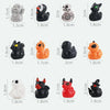 Une collection de douze petites figurines d'Halloween de différentes couleurs et styles, y compris noir, orange, blanc et gri