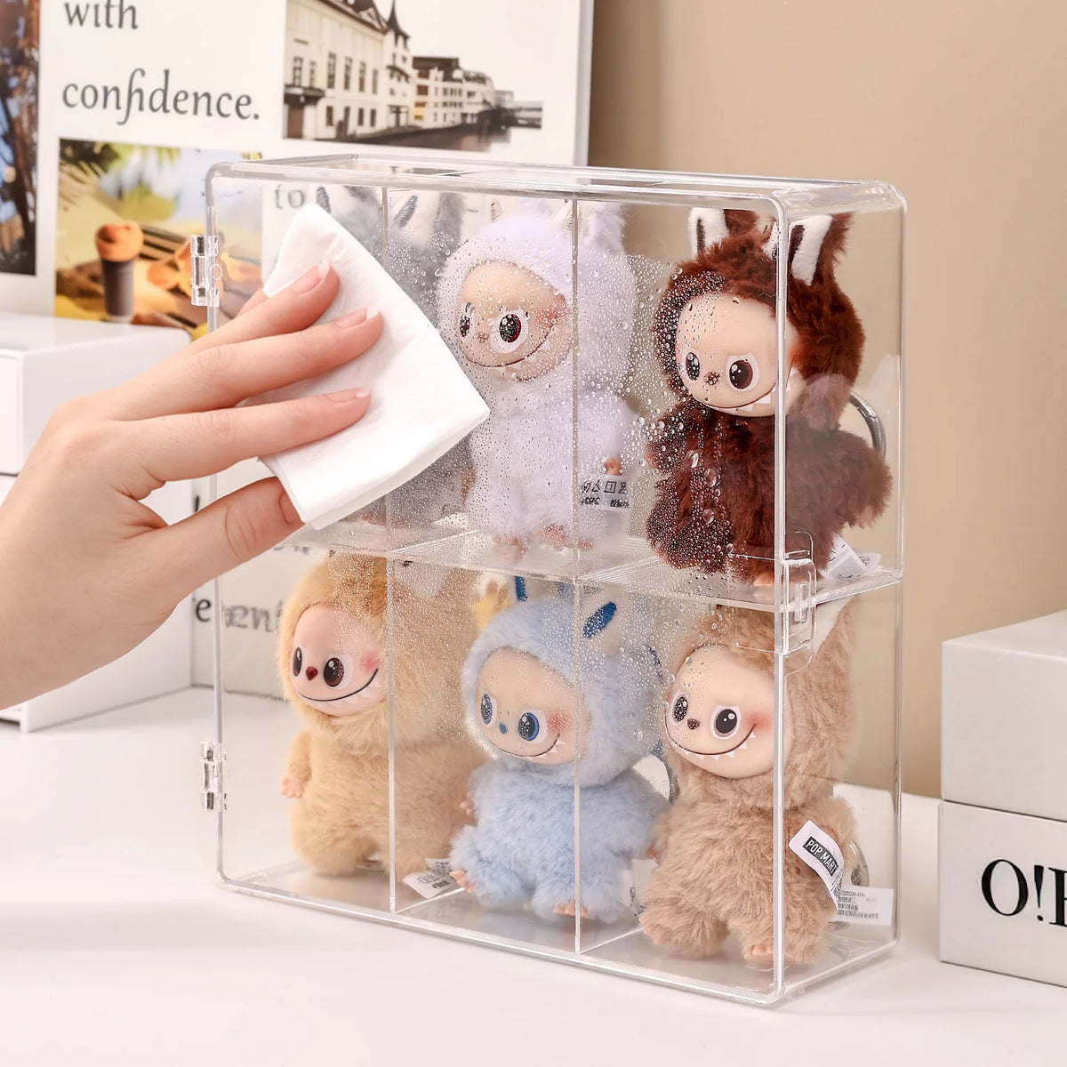 Klare Acryl-Blindbox-Präsentation mit vier flauschigen, niedlichen Tierfiguren in verschiedenen Farben und Texturen.