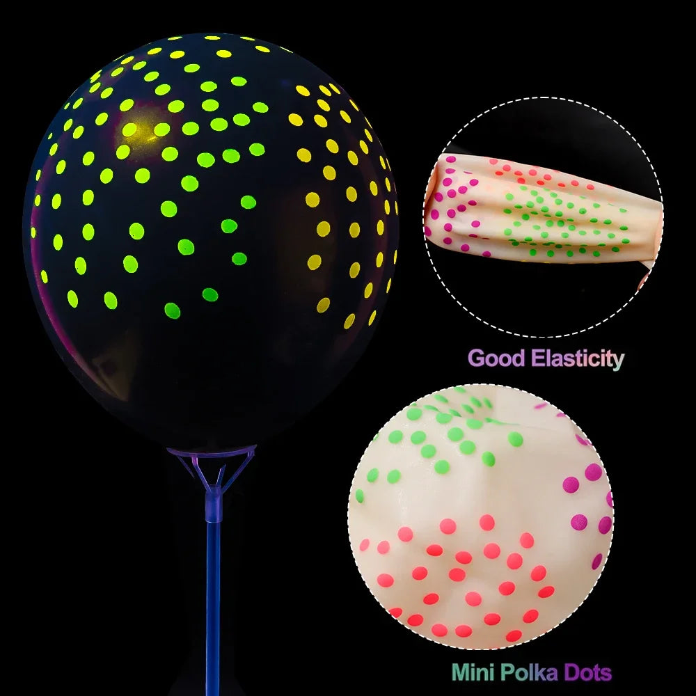 Schwarze Leuchtkugel-Latexballon mit grünen Polka Dots, Nahaufnahme des elastischen Materials und der Mini-Polka Dots