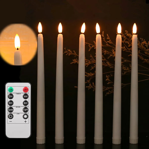Ein Set weißer Flammenlose LED-Taper-Kerzen, präsentiert neben einer Fernbedienung und einer leuchtenden Lichtquelle.