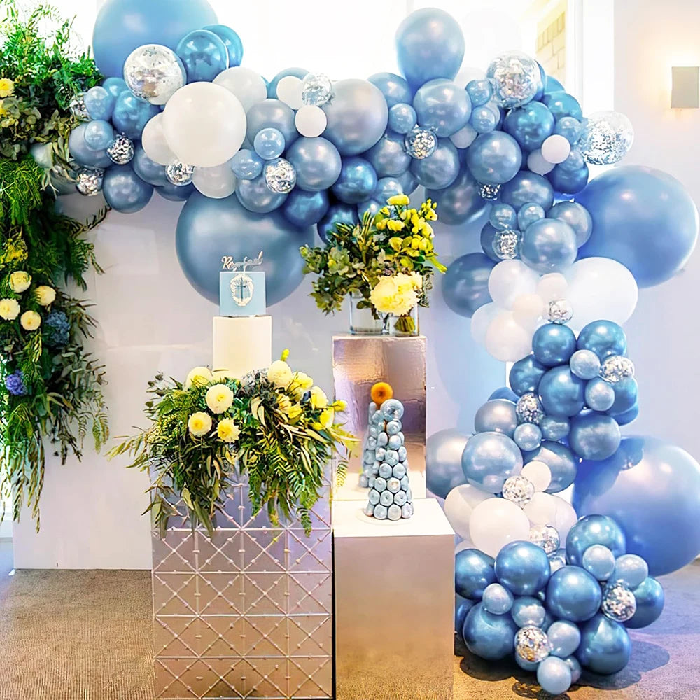 Arche florale décorée de ballons bleus et blancs et de verdure, avec un ensemble de ballons rose métallique et or rose.