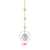 Collier délicat en or avec plusieurs perles de cristal et un pendentif de gemme facettée.