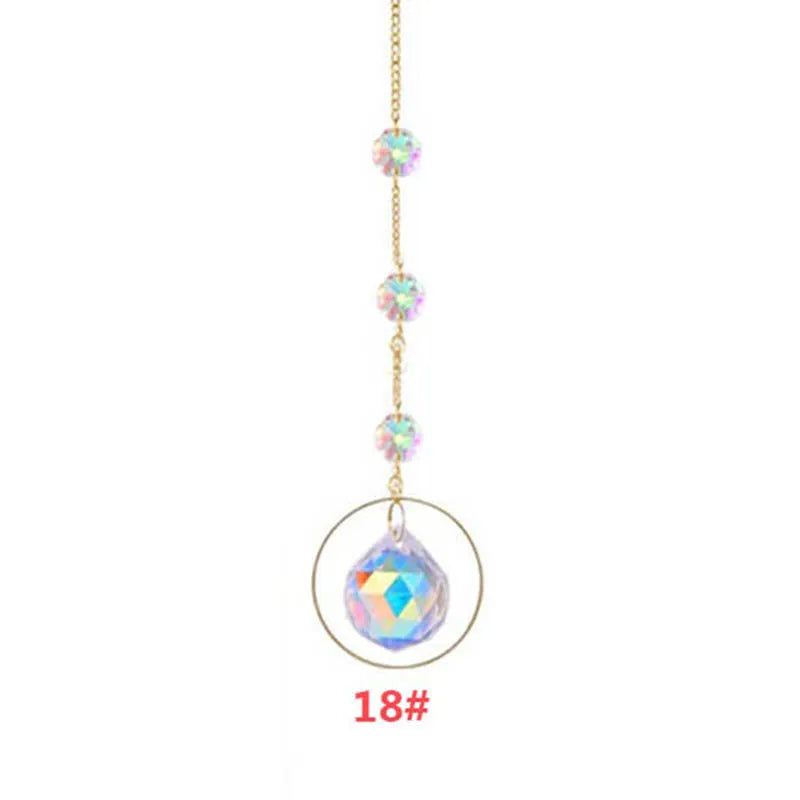 Collier délicat en or avec plusieurs perles de cristal et un pendentif de gemme facettée.