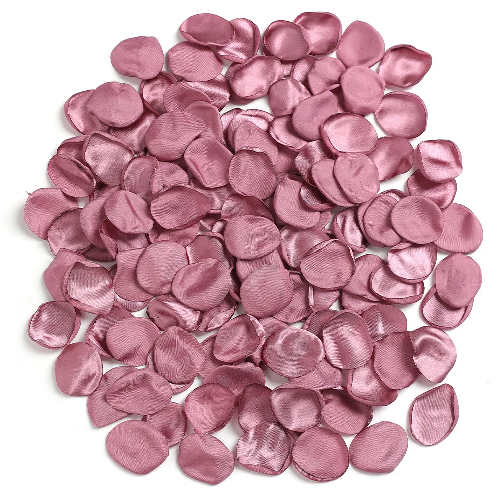 Pila de pétalos artificiales de seda color rosa empolvado para decoración del hogar y bodas.