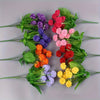 Bouquet d'hydrangeas artificiels aux couleurs vives : violet, rose, rouge et jaune sur feuillage vert