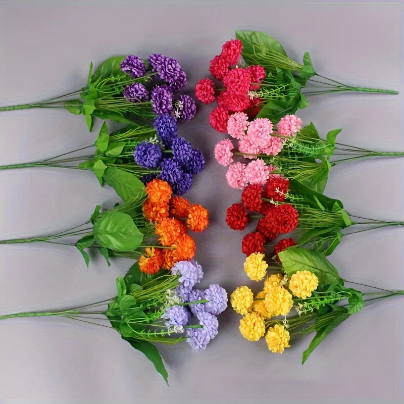 Bouquet d'hydrangeas artificiels aux couleurs vives : violet, rose, rouge et jaune sur feuillage vert