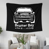 Tapisserie noire avec silhouette blanche de voiture et le texte Beamer Boy Prop par Nedarb