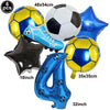 Un kit de fête avec six ballons de football colorés et un numéro 4 en feuille d'aluminium bleue.