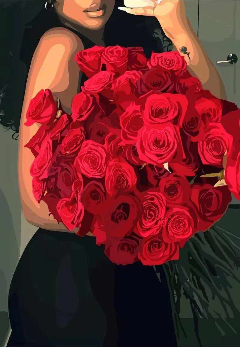 Eine Frau hält einen großen Strauß roter Rosen vor einem dunklen Hintergrund.