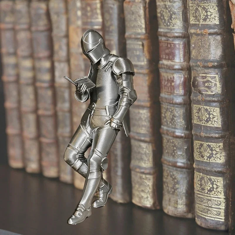 مجسم فارس فضي مدرع يحمل كتاباً يقف أمام كتب جلدية قديمة.