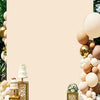 Fondo cuadrado beige arqueado decorado con globos y un pastel de varios pisos en un soporte dorado.