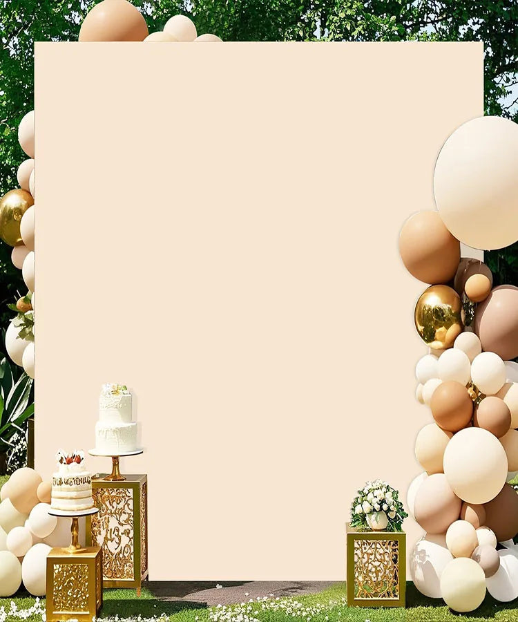 Fondo cuadrado beige arqueado decorado con globos y un pastel de varios pisos en un soporte dorado.