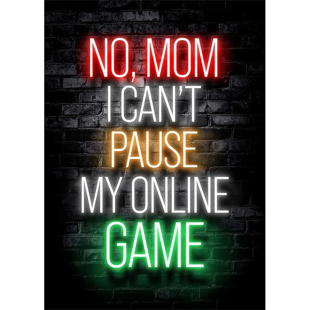 Letrero de neón en una pared de ladrillo oscura que dice NO MOM I CAN'T PAUSE MY ONLINE GAME en luces rojas, blancas y verdes