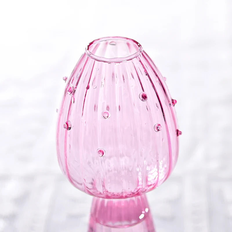 Vase décoratif en verre rose à forme de champignon avec surface texturée et petites bulles