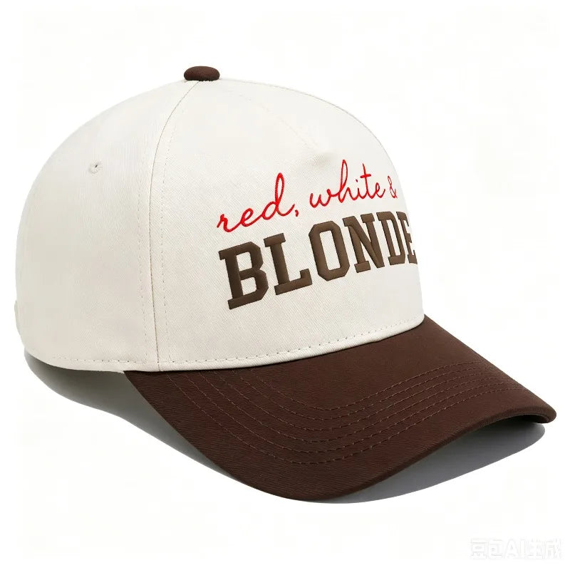Casquette de baseball blanche avec broderie marron indiquant rouge, blanc et blonde sur le devant.