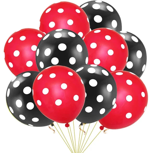 Un grupo de globos de látex rojos y negros con lunares, utilizados para decoración de fiestas.