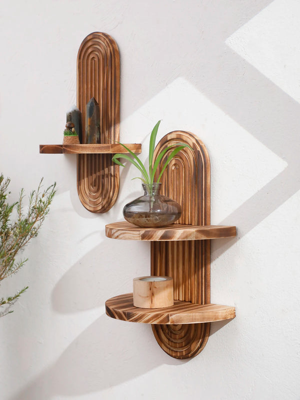 Deux étagères murales en bois affichant de petits objets décoratifs et une plante en pot sur un mur blanc.