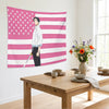 Tapis rose en forme de drapeau avec un personnage stylisé sur fond de drapeau américain