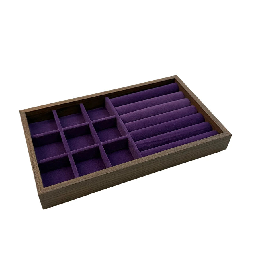 Boîte rectangulaire en bois pour bijoux avec cadre foncé et doublure de velours violet.