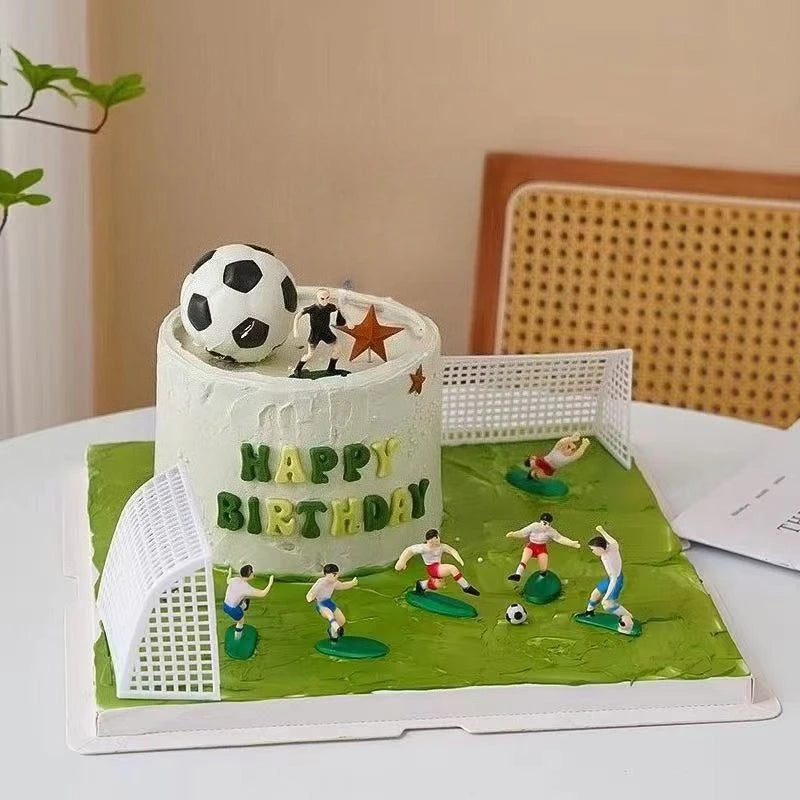 Weißer Geburtstagskuchen mit Fußball-Elementen wie Ball, Stern und grünem Rasen.