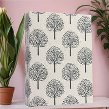 Une impression encadrée avec un motif répétitif d'arbres en silhouette noire sur un fond beige clair.