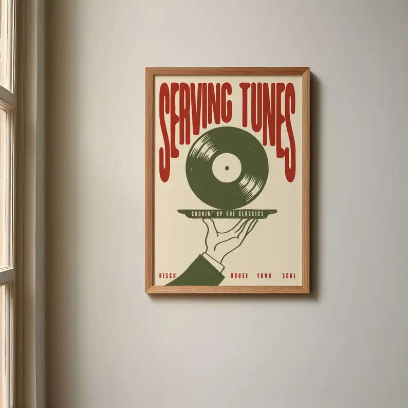 Vintage Kunstdruck mit gerahmtem Grafiktext SERVING TUNES und Vinyl-Design.