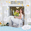 Braut und Bräutigam in Hochzeitskleidung mit Blumenstrauß, umgeben von herzförmigen Faltfächer.