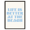 Gerahmtes Druck mit dem Text 'Life is better at the beach' in hellblauer Schrift auf weißem Hintergrund.