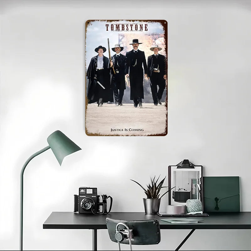 Arte de pared de lata vintage con una piedra y tres figuras en atuendos de época.