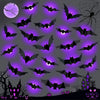 Una escena de Halloween oscura con murciélagos morados brillantes, arañas, calabazas y la silueta de una casa embrujada.