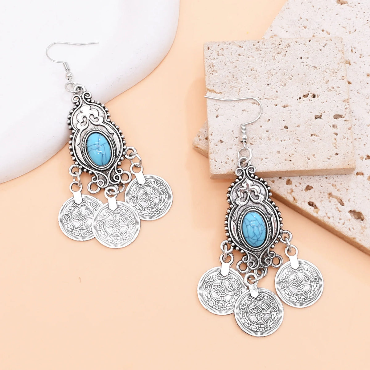 Boucles d'oreilles pendantes en pièce de monnaie turquoise bohème argentées avec des détails de filigrane complexes