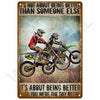Vintage-Metallwandtafel mit Foto von Motocross-Fahrern in der Luft gegen einen bewölkten Himmel.
