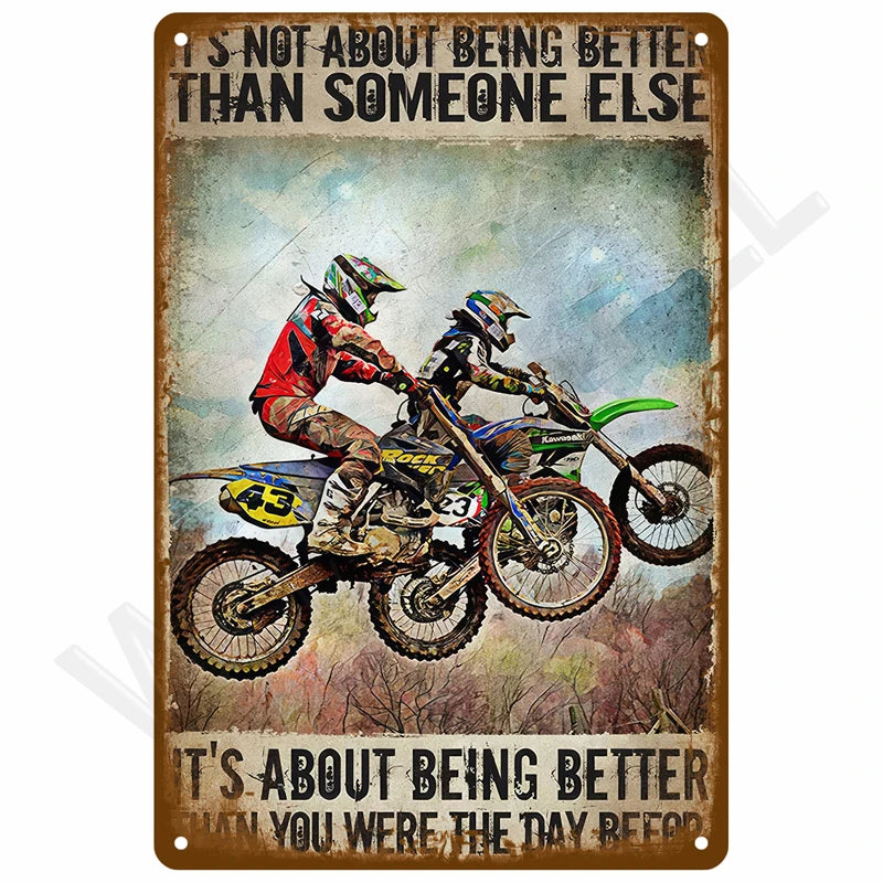 Vintage-Metallwandtafel mit Foto von Motocross-Fahrern in der Luft gegen einen bewölkten Himmel.