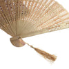 Élégants éventails de main en bois pliants de couleur beige clair et avec de délicates perforations.
