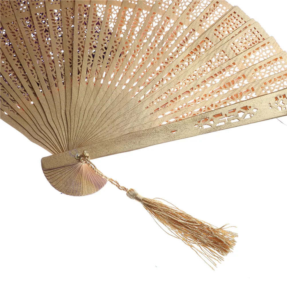 Élégants éventails de main en bois pliants de couleur beige clair et avec de délicates perforations.