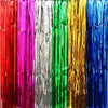 Rideaux à franges en feuille de couleur arc-en-ciel (rouge, rose, argent, vert, jaune et bleu).
