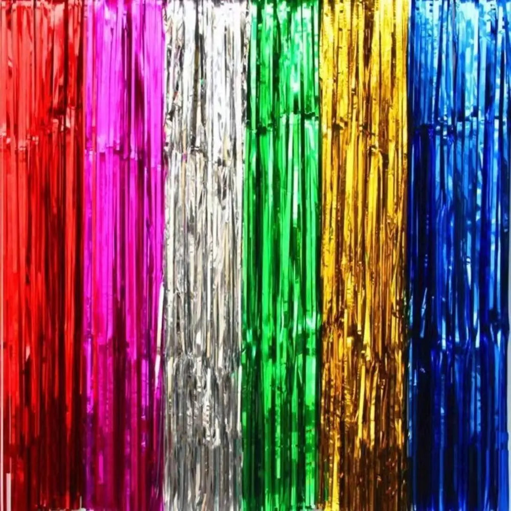 Rideaux à franges en feuille de couleur arc-en-ciel (rouge, rose, argent, vert, jaune et bleu).