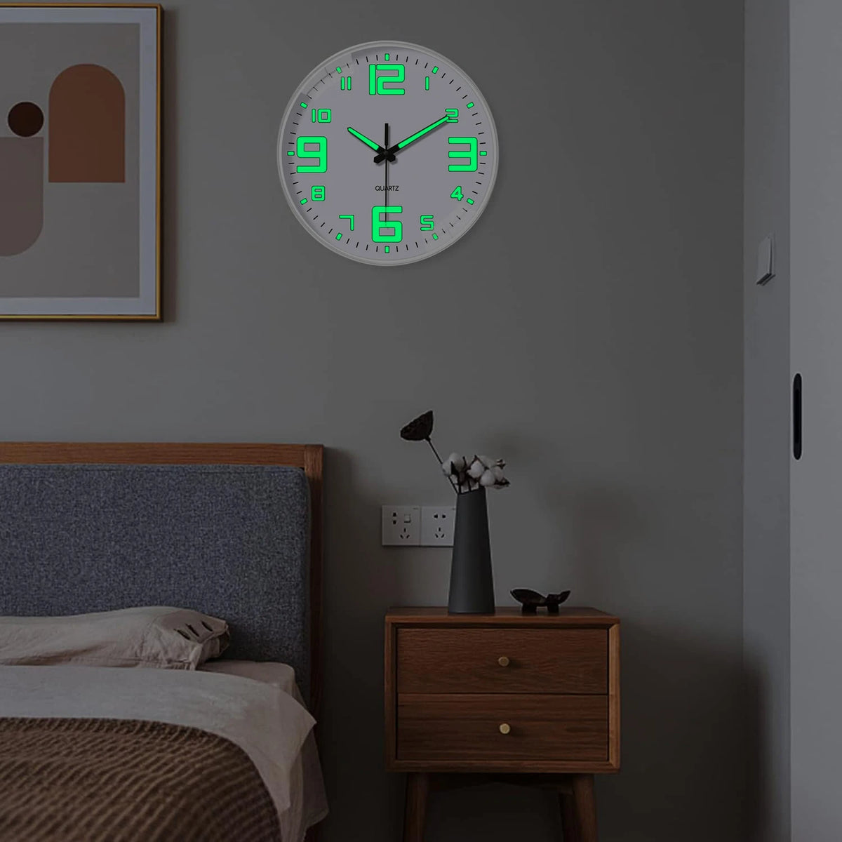 Horloge murale plastique lumineuse moderne avec cadran blanc et aiguilles vertes affichant l'heure.