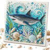 Kit de pintura de diamantes con un tiburón de plata y criaturas marinas como estrellas de mar y conchas sobre un fondo azul