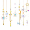 Collection de décorations suspendues en cristal et lune ton or, aux formes et facettes variées.