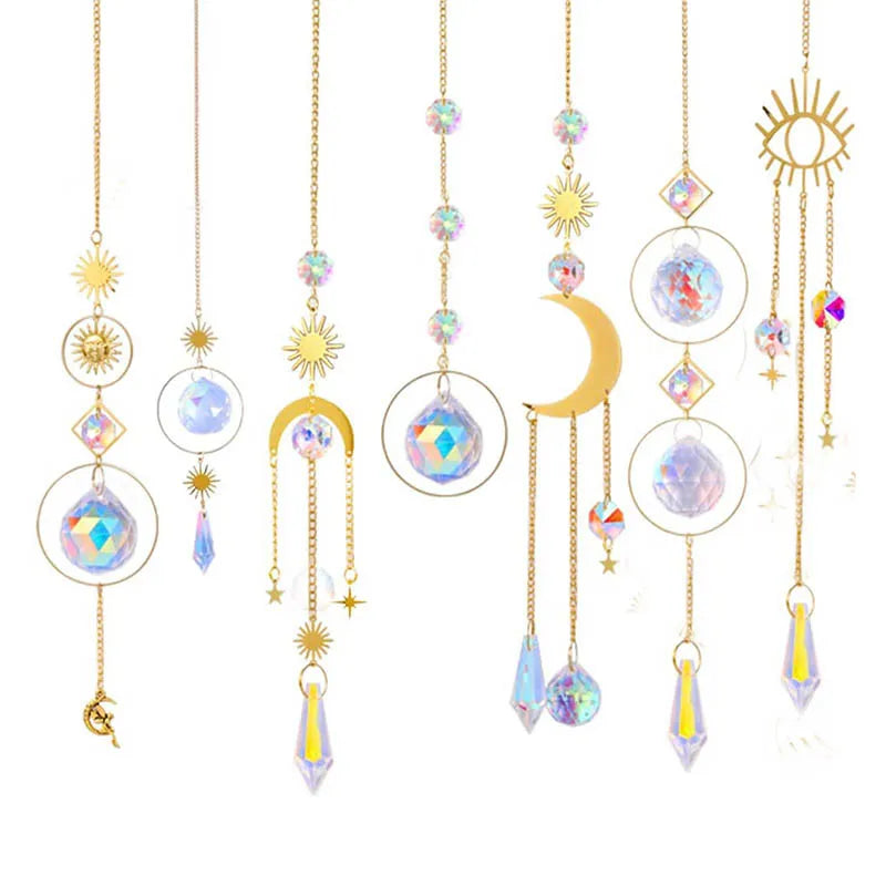 Collection de décorations suspendues en cristal et lune ton or, aux formes et facettes variées.