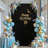 Fondo de cumpleaños decorado con flores y globos azules, dorados y blancos contra un tablero negro.