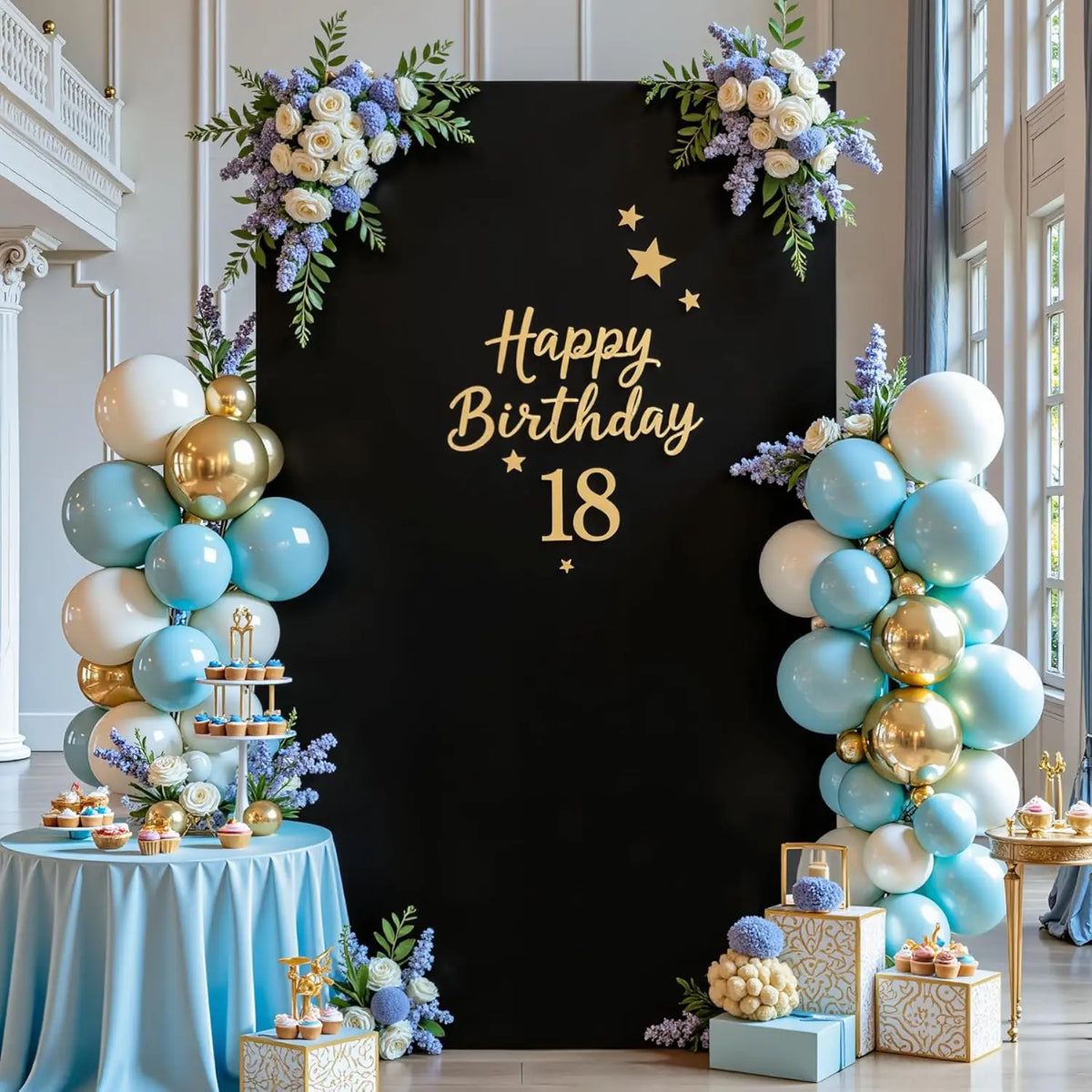 Fondo de cumpleaños decorado con flores y globos azules, dorados y blancos contra un tablero negro.