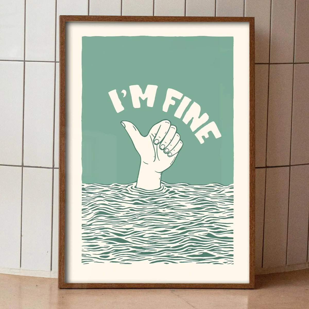 Arte de pared con la silueta de una mano emergiendo del agua ondulada sobre un fondo verde azulado.