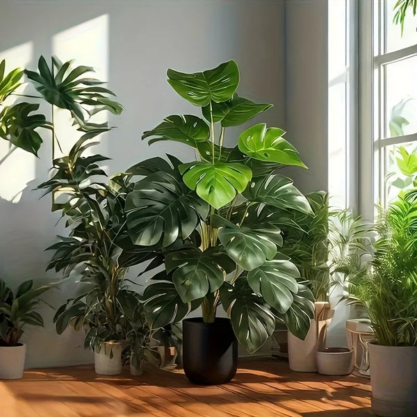 Une grande plante d'intérieur monstera artificielle en pot noir, posée sur un plancher en bois près d'une fenêtre.