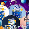 Une décoration de gâteau miniature colorée d'astronautes, avec des figurines comestibles et des thèmes spatiaux.