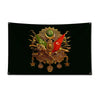 Dunkler Banner mit einem verzierten goldenen Emblem in grün-roten Elementen.